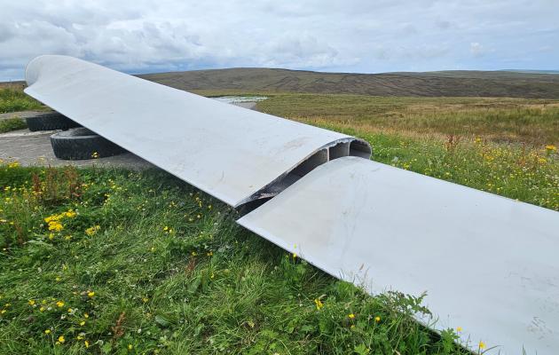 A wind turbine blade segment
